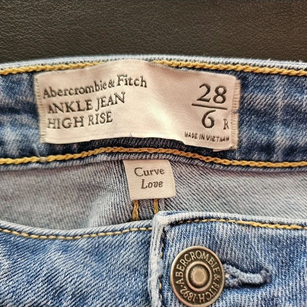 Abercrombie & Fitch • Curve‎ Love High Rise Ankle Jean